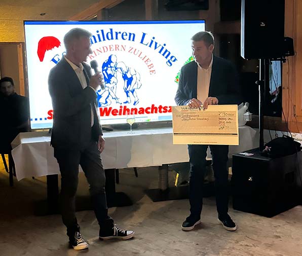 Scheckübergabe: 30.000 Euro für die Elterninitiative der Kinderkrebsklinik Düsseldorf – Foto: Rennverein Heisterfeldshof