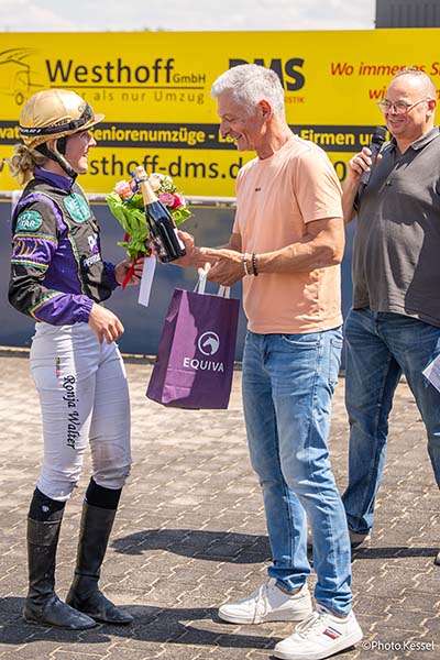Könnte auch am Niederrhein-Renntag so sein: Uwe Zevens gratuliert Trabreit-Championesse Ronja Walter zum Sieg